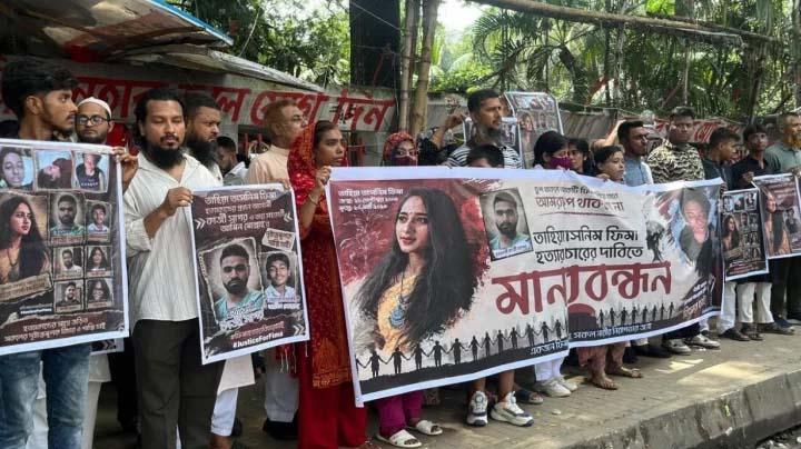 লালবাগে চাঞ্চল্যকর ফিমা হত্যার বিচারের দাবিতে পরিবারের মানববন্ধন