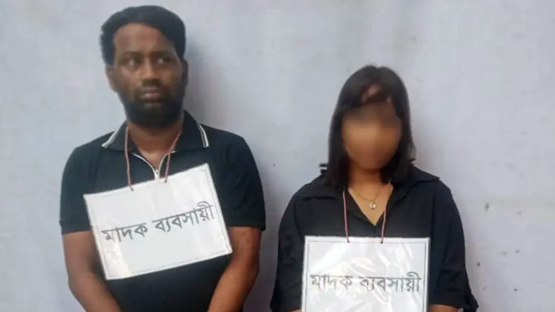 হাজীগঞ্জে মাদকসহ নারী ও পুরুষ আটক, তরুণীর দাবি—‘আমার মদ খাওয়ার লাইসেন্স আছে’