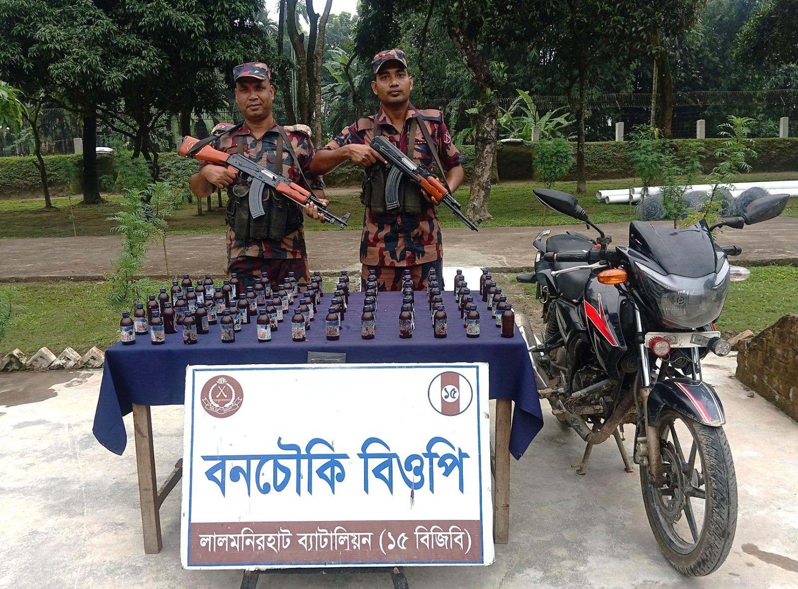 লালমনিরহাট ও কুড়িগ্রামে ২১ কেজি গাঁজা, ৭২ বোতল ইস্কাপ ও মোটরসাইকেল জব্দ