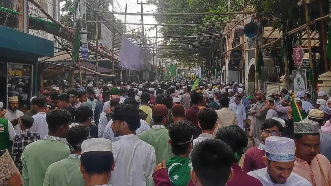 জশনে জুলুসে চট্টগ্রামে মানুষের ঢল, ভোর থেকেই নগরমুখী জনস্রোত