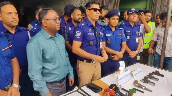 অটোরিকশা গ্যারেজের আড়ালে অস্ত্র তৈরির কারখানা
