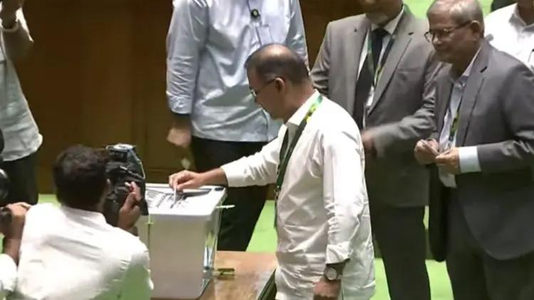 রাষ্ট্রপতি নির্বাচনে ভোট দিলেন প্রধানমন্ত্রী, স্পিকার ও বিরোধীদলীয় নেতা