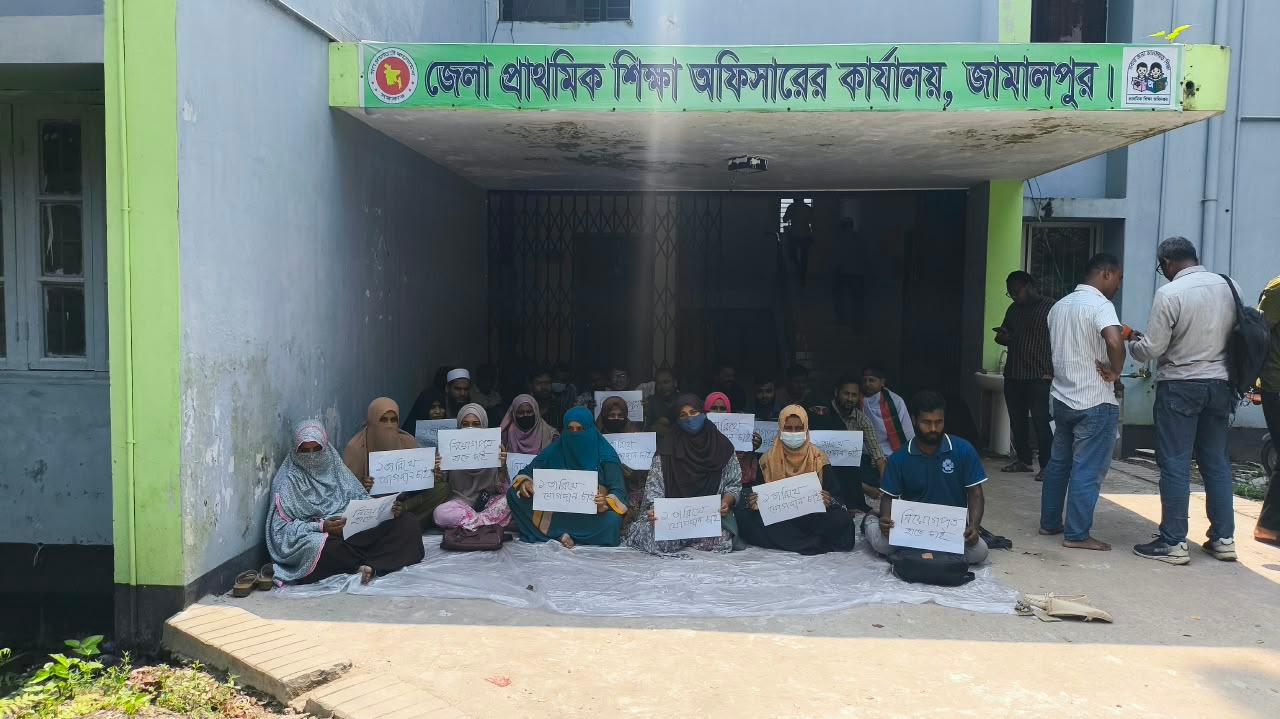 জামালপুরে আমরণ অনশন করে প্রাথমিকে নিয়োগ পেলেন ৪৪ জন