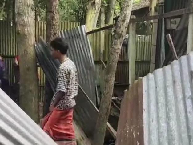 ভূঞাপুরে মাদক কারবারির বাড়িঘরে ভাঙচুর, বিক্ষুব্ধ এলাকাবাসী