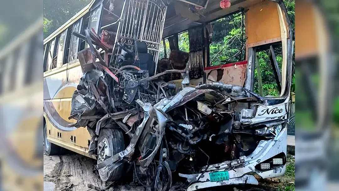 নাটোরে বাস-ট্রাক সংঘর্ষ: নিহতের সংখ্যা বেড়ে ১৪