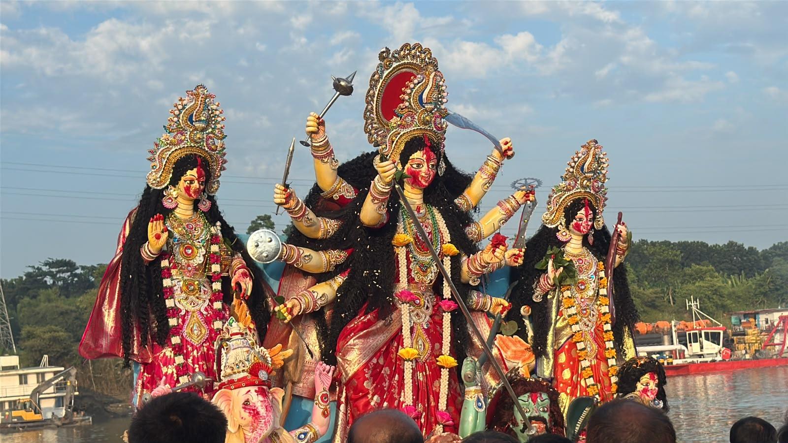 ব্রহ্মপুত্রের ঘাটে ভক্তদের ঢল, কঠোর নিরাপত্তায় বিজয়া দশমী