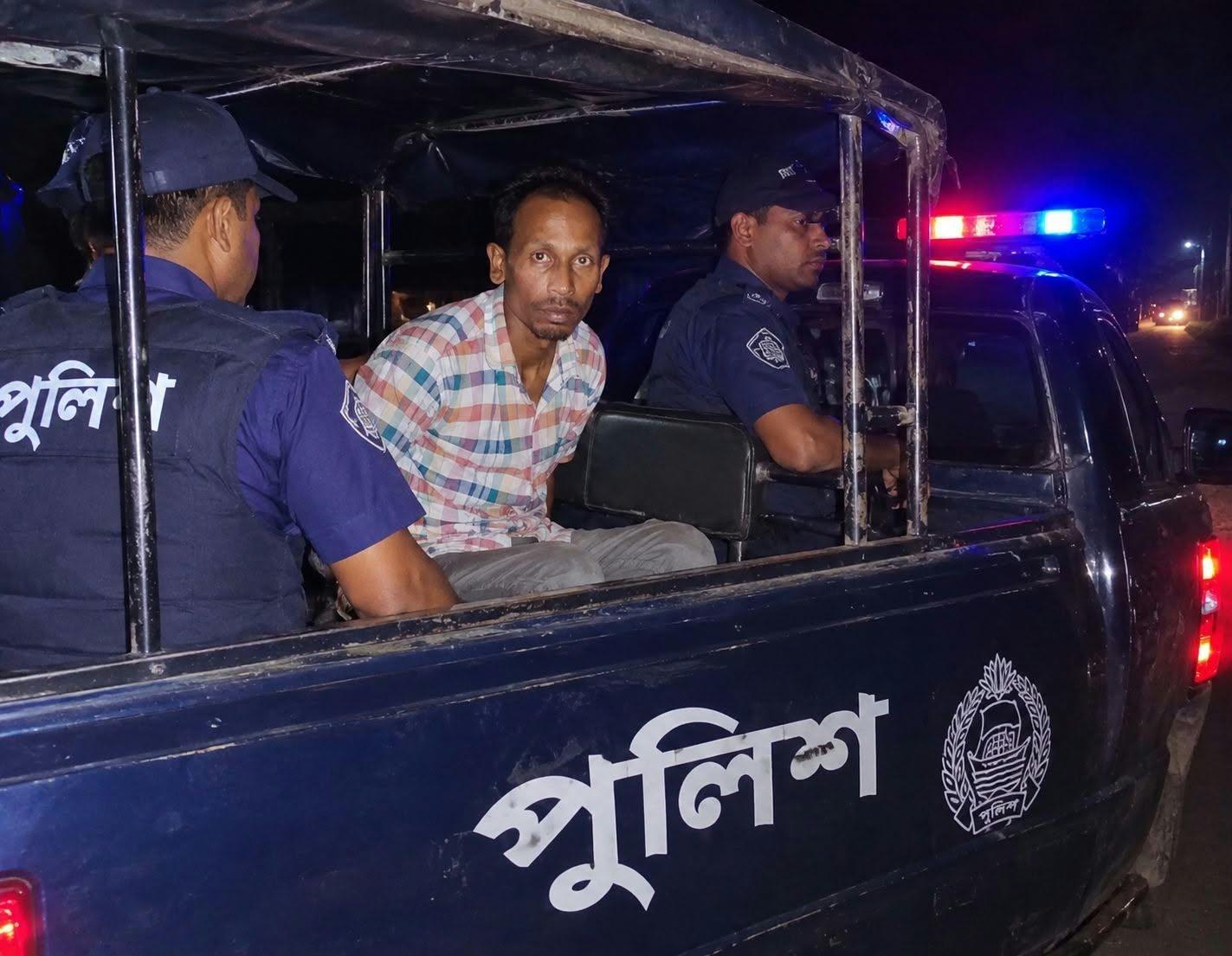 নওগাঁয় হিন্দু নারীর সঙ্গে পরকিয়ার অভিযোগে ইউপি সদস্য পদপ্রার্থী আটক