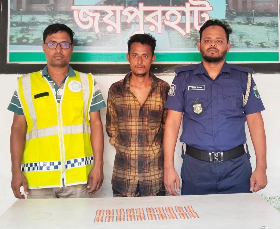 যুবকের পরনের লুঙ্গিতে পাওয়া গেলো ২০০ পিস টাপেন্টাডল ট্যাবলেট
