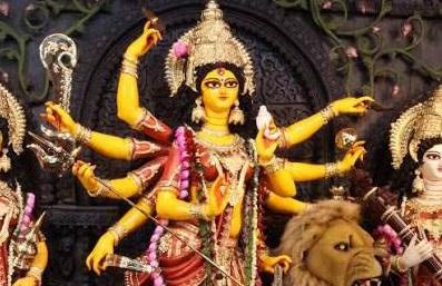 বদলগাছীতে ব্যস্ত সময় পার করছেন প্রতিমা তৈরী কারিগরেরা