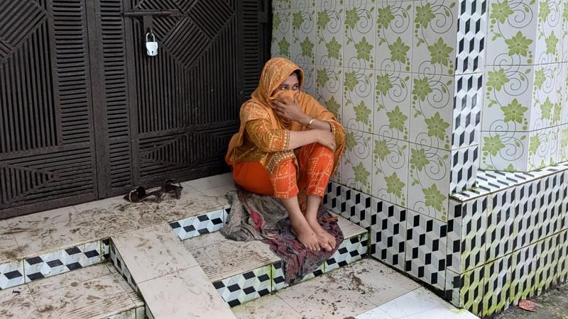 লক্ষ্মীপুরে বিয়ের দাবিতে প্রেমিকের বাড়িতে প্রেমিকার অবস্থানে...