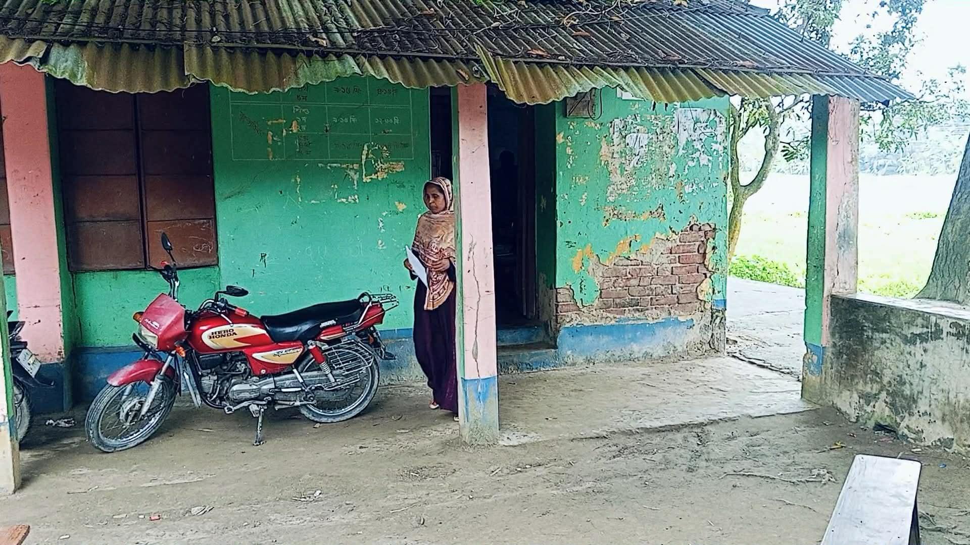 নওগাঁয় শতবর্ষী বিদ্যালয়ে ঝুঁকির মধ্যে পাঠদান, আতঙ্কে শিক্ষক-শিক্ষার্থীরা