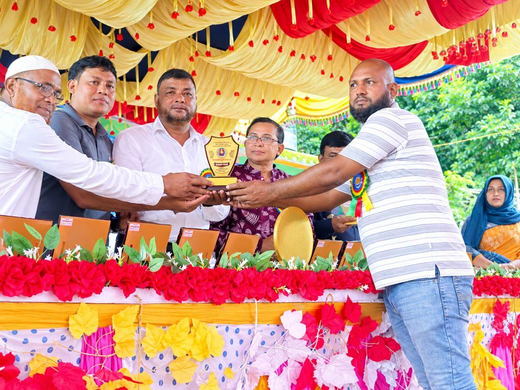 তিন যুগপূর্তিতে আবেগঘন পুনর্মিলনী: অবসরে প্রধান শিক্ষক সাহিদুল ইসলামকে মোটরসাইকেল উপহার