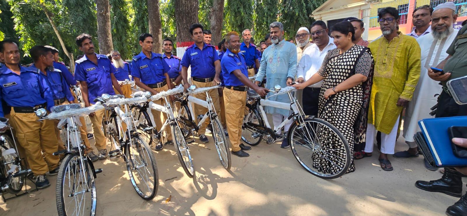 বদলগাছীতে ৬৩ গ্রাম পুলিশের মাঝে বিনামূল্যে বাইসাইকেল বিতরণ