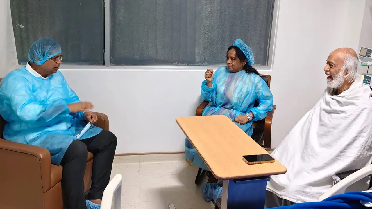 স্থানীয় সরকার মন্ত্রী মঈন খানকে দেখতে হাসপাতালে প্রতিমন্ত্রী মীর শাহে আলম