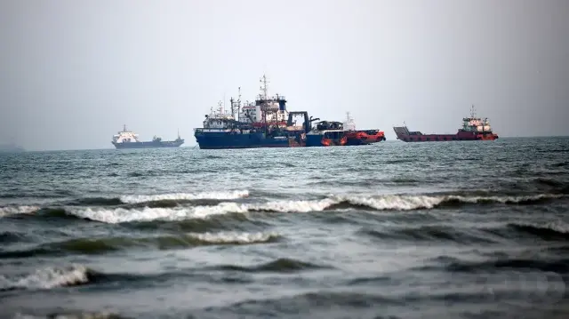 ৮০ বছরের মধ্যে চরম সংকটে বিশ্ব বাণিজ্য!