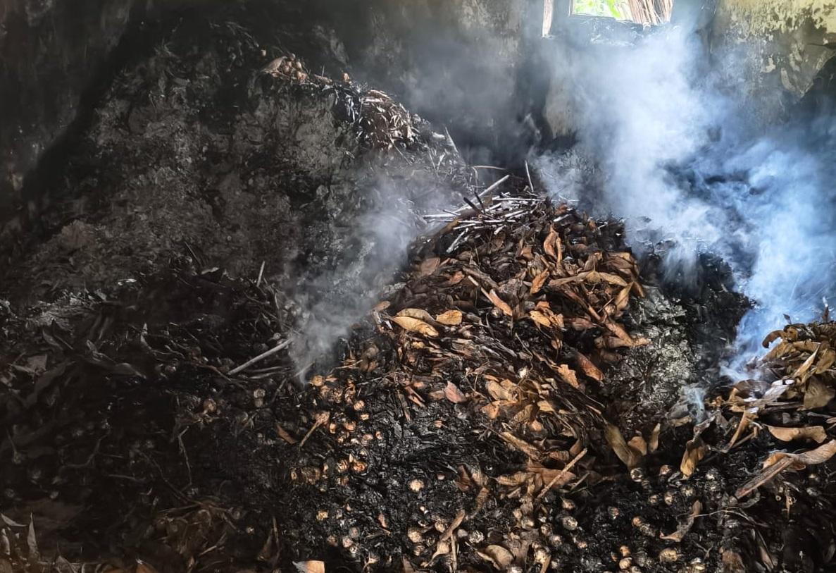 পুঠিয়ায় রেল কোয়ার্টারে আগুন, ২ লক্ষ টাকা ক্ষতি
