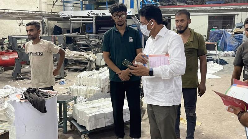 পাঠ্যবইয়ের মান যাচাইয়ে মধ্যরাতে প্রেস পরিদর্শনে শিক্ষামন্ত্রী