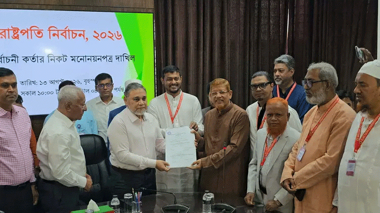 ১১ দল থেকে রাষ্ট্রপতি প্রার্থী কর্নেল (অব.) অলি আহমদের মনোনয়নপত্র ইসিতে জমা