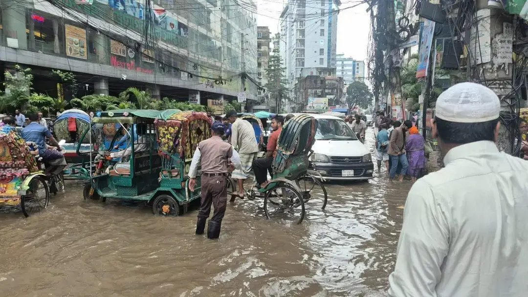 ভারী বৃষ্টিতে ডুবেছে রাজধানীর বিভিন্ন এলাকা, দুর্ভোগে নগরবাসী