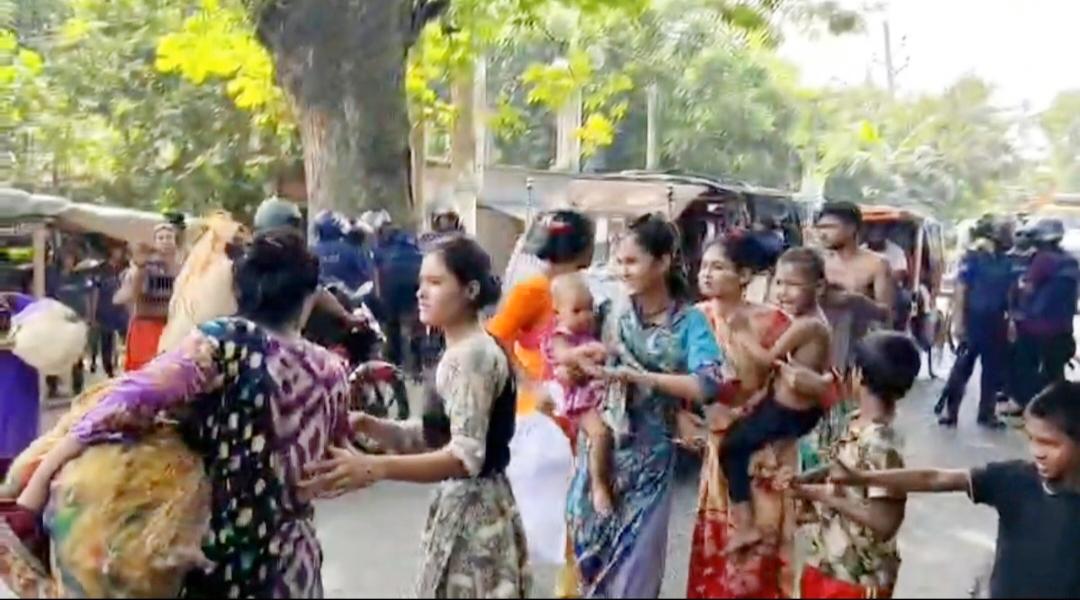 কালীগঞ্জে বেদে পল্লীতে হামলা-ভাঙচুর, আতঙ্কে ঘর ছাড়ছেন বাসিন্দারা