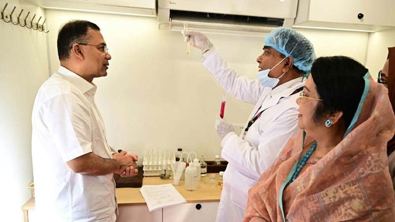 নিরাপদ খাদ্য পরীক্ষার ভ্রাম্যমাণ ল্যাব পরিদর্শন করলেন প্রধানমন্ত্রী
