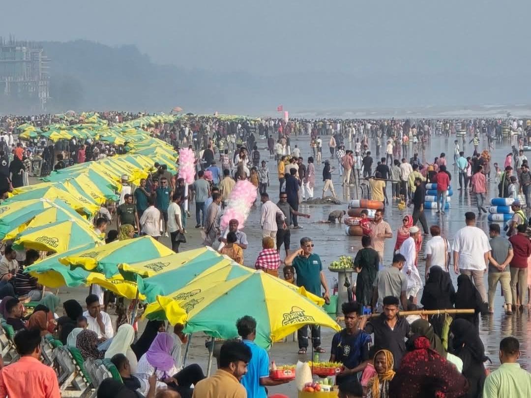 বৈরী আবহাওয়াতেও পর্যটকে ভরপুর কক্সবাজার