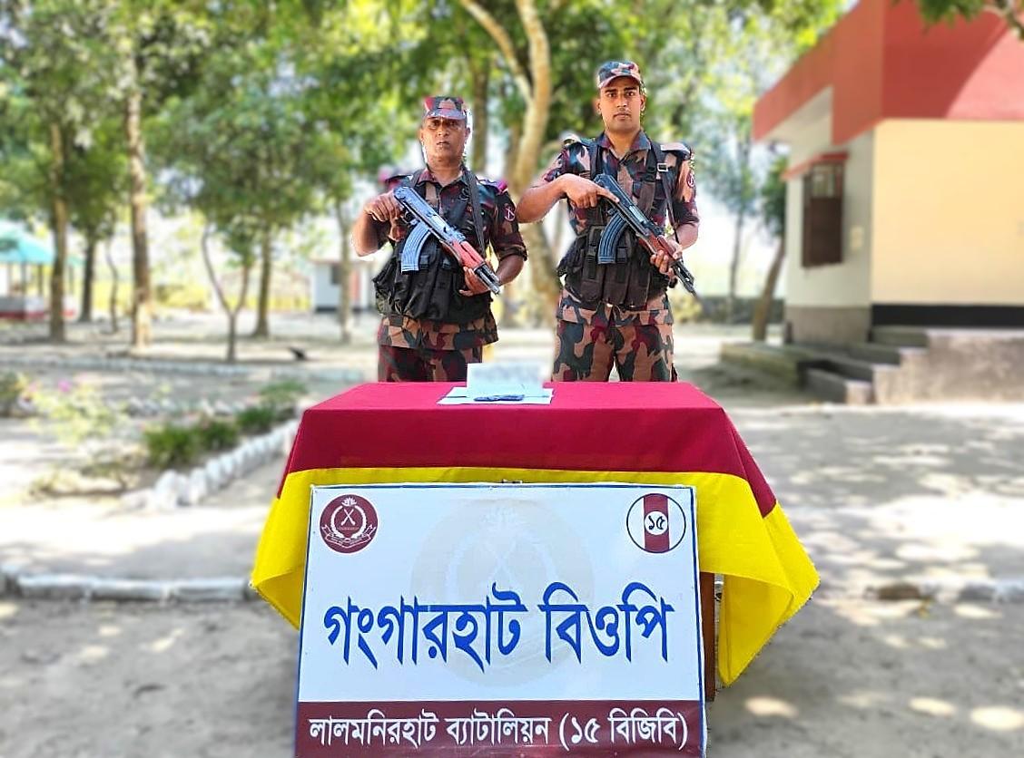 লালমনিরহাটে ১৫ বিজিবির অভিযানে ইস্কাপ সিরাপ ও ইয়াবা জব্দ