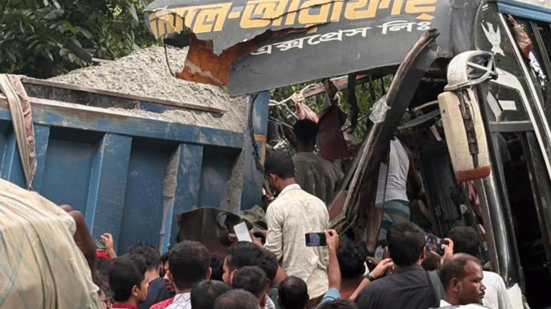 চাঁদপুরে বাস-ট্রাকের মুখোমুখি সংঘর্ষে নিহত ৩, আহত ১৫