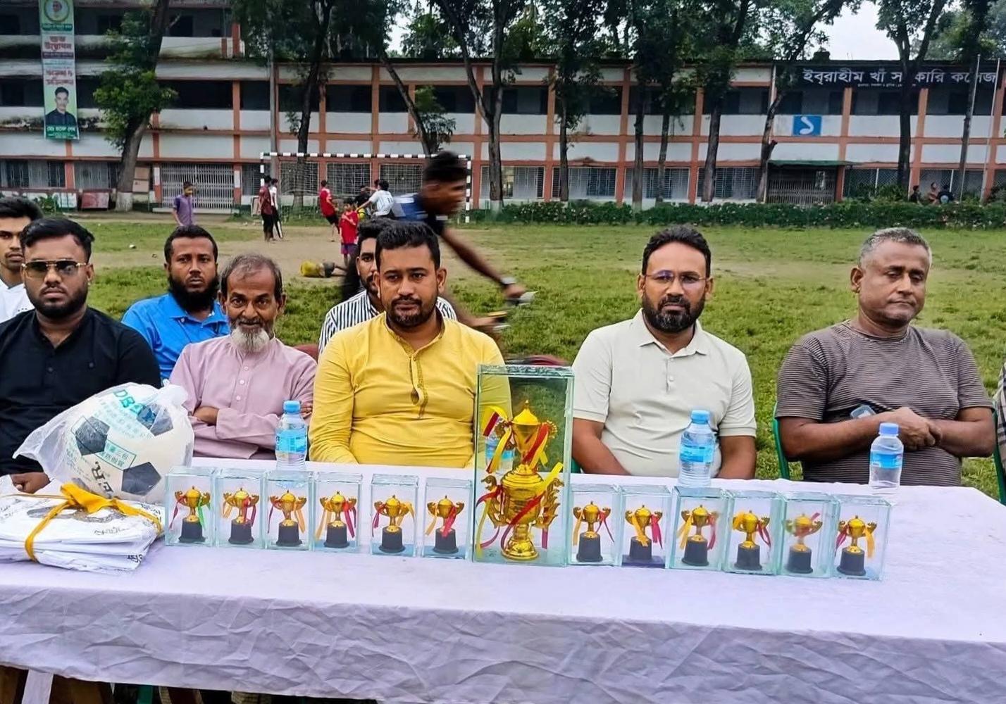 পড়াশোনার পাশাপাশি খেলাধুলায় তরুণ প্রজন্মকে উৎসাহিত করছেন রাজিব হোসেন কফিল