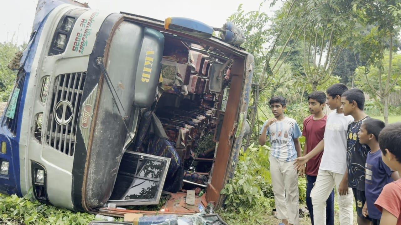 কালীগঞ্জে বাস নিয়ন্ত্রন হারিয়ে খাদে ২০ জন আহত