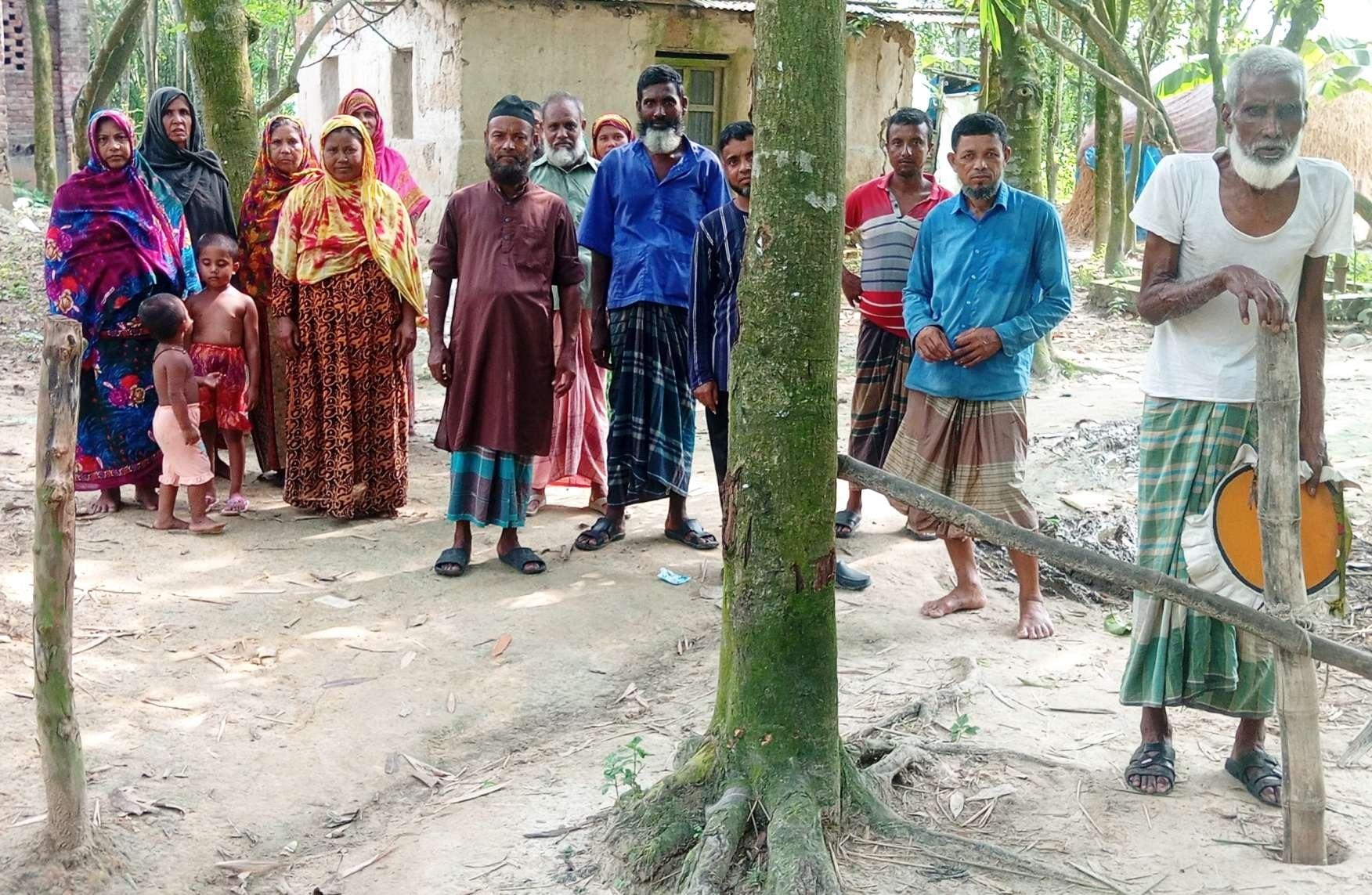 দুর্ভোগে শেকটার ৪০ পরিবার  পাঁচ হাজার টাকার আমগাছের দাম লাখ টাকা দাবি।