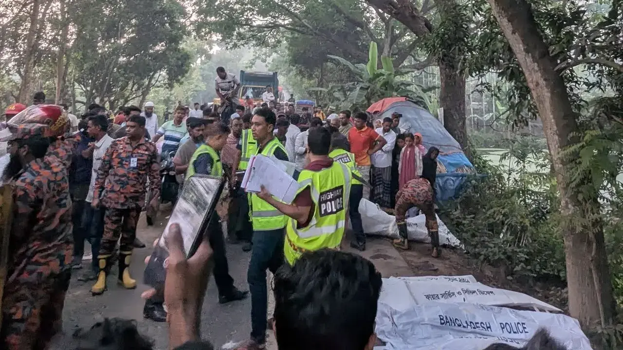নাটোরে ভয়াবহ দুর্ঘটনায় ১০ জনের প্রাণহানি