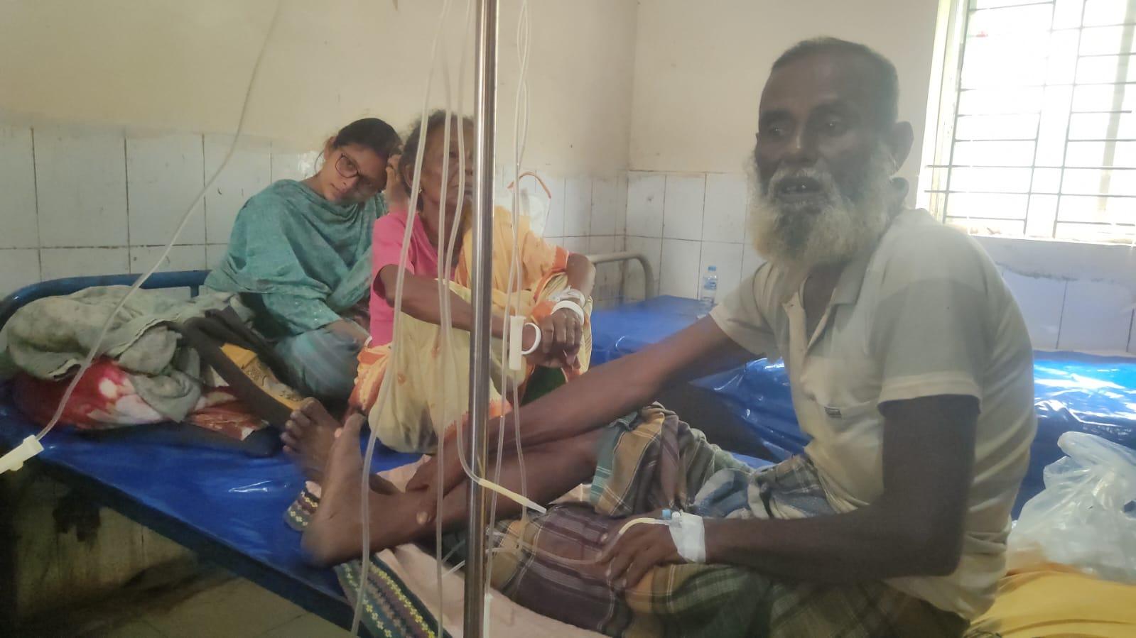 শয্যা সংকটে গাছতলায় -ভ্যানে ডায়রিয়া রোগীর চিকিৎসা