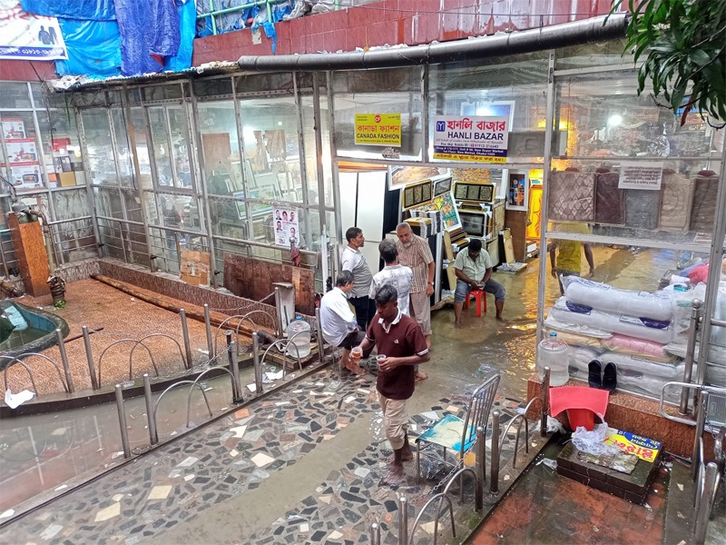 ভারী বৃষ্টিতে তলিয়ে গেছে গভ: নিউ মার্কেট