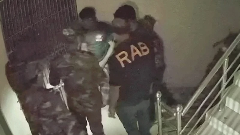 রাজধানীর মোহাম্মদপুরে ডাকাতি, গ্রেপ্তার ১১ জনের পাঁচজনই বিভিন্ন বাহিনীর বরখাস্ত সদস্য