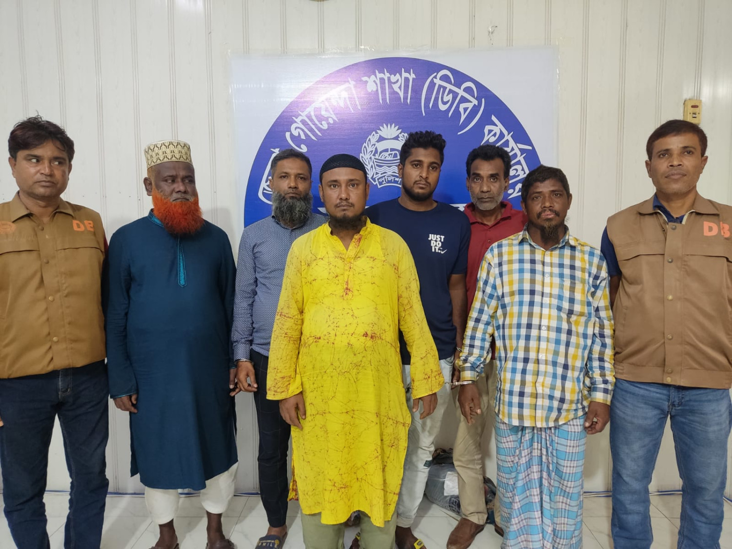 ময়মনসিংহে ডিবির  অভিযানে বাজারে অর্ন্তঘাত মূলক কর্মকান্ড করার সময় হাতে নাতে গ্রেফতার ০৬