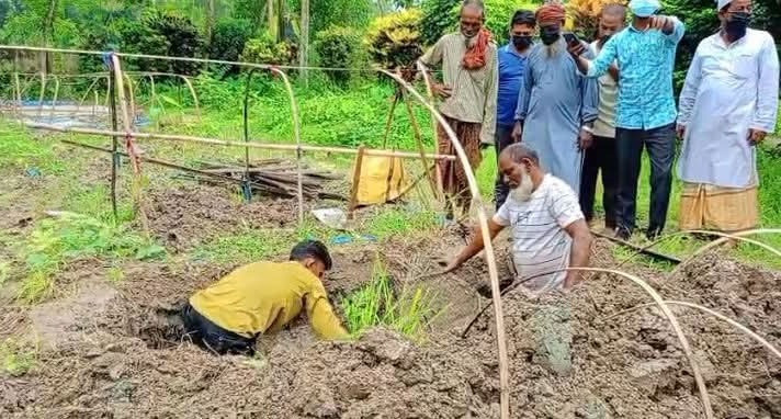 রংপুরে আড়াই মাস পর কবর থেকে বৃদ্ধার মরদেহ উত্তোলন